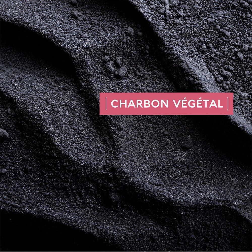 Gros plan de charbon végétal, ingrédient principal du patch. Texte : 'Charbon végétal'.