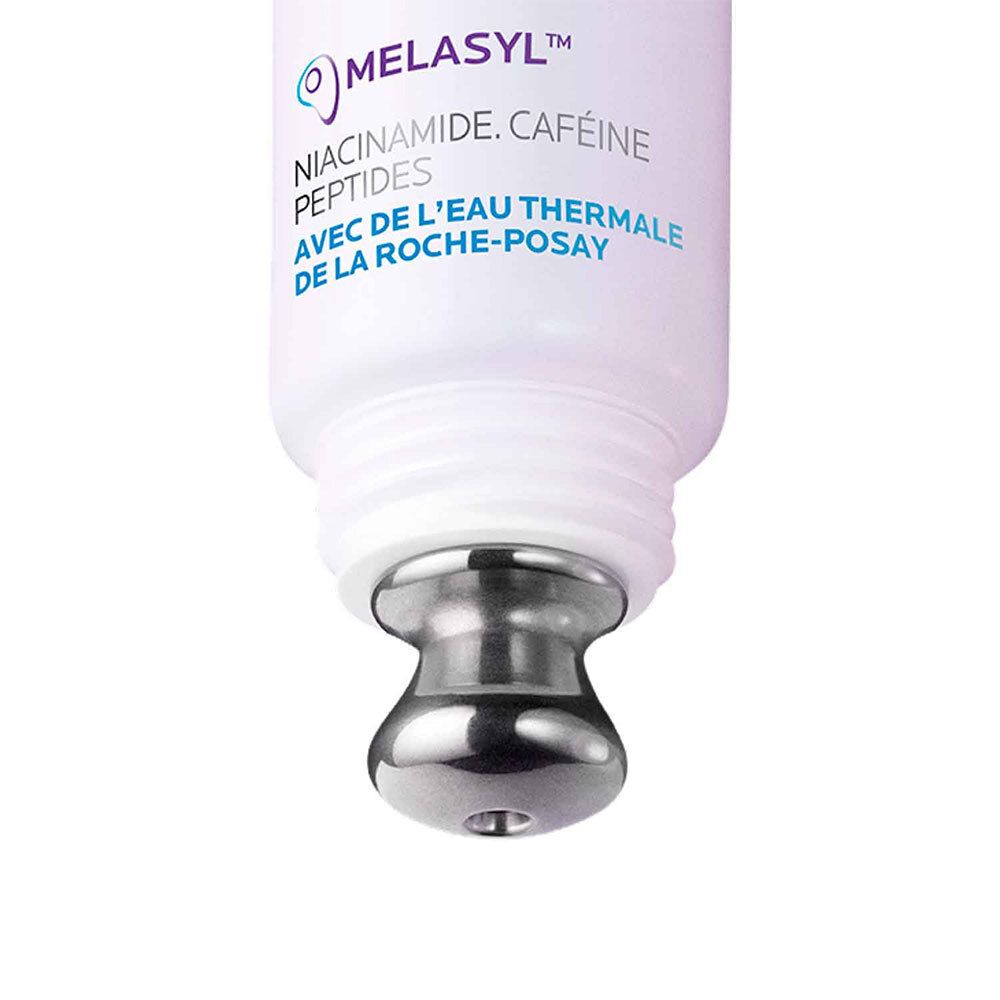 Gros plan de l'applicateur La Roche-Posay Mela B3 Yeux avec niacinamide, caféine et peptides.