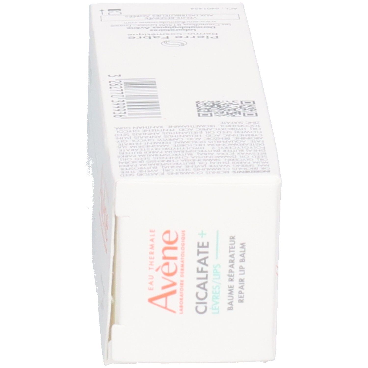 Vue oblique de l'emballage blanc. Inscription "AVENE CICALFATE+ LÈVRES/LIPS".