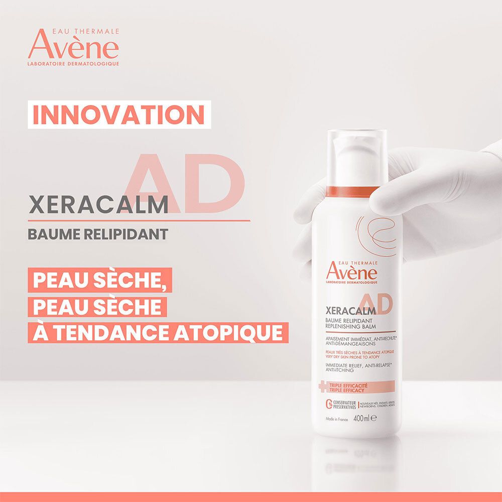 Produit blanc tenu par une main gantée. Texte: XERACALM AD, Baume relipidant. Pour peau sèche, à tendance atopique.