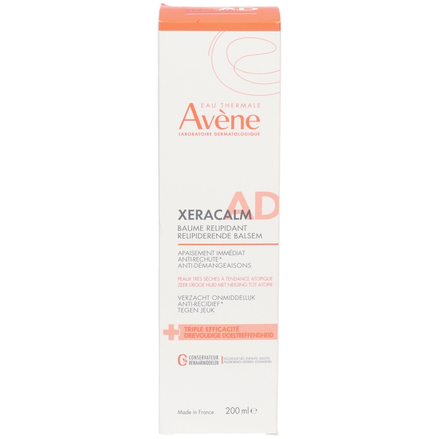 Boîte Avene XeraCalm AD Baume. Nom du produit et logo. Emballage blanc avec accents orange. 200 ml.