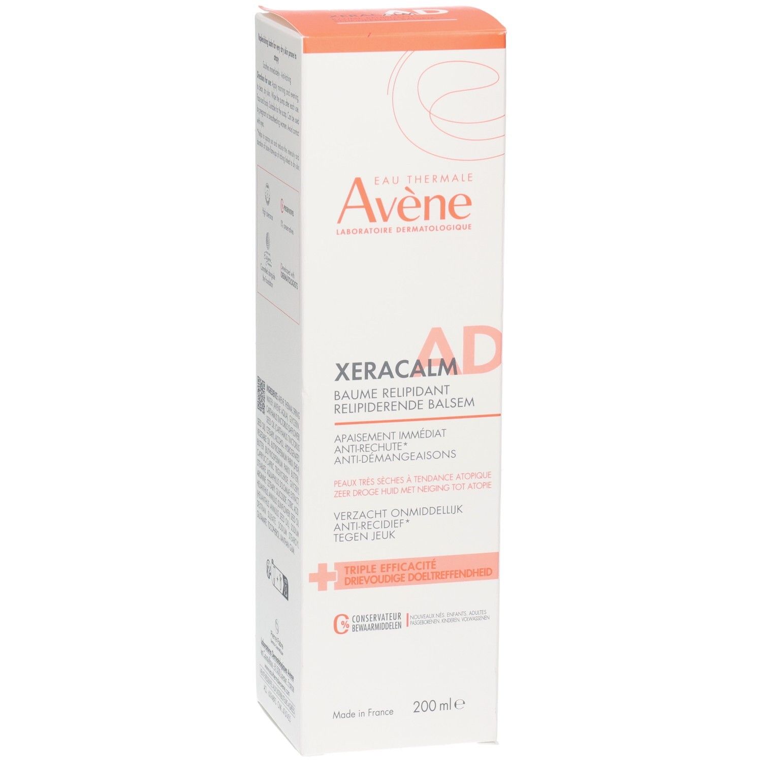 Boîte Avene XeraCalm AD Baume. Nom du produit et logo. Emballage blanc avec accents orange. 200 ml.