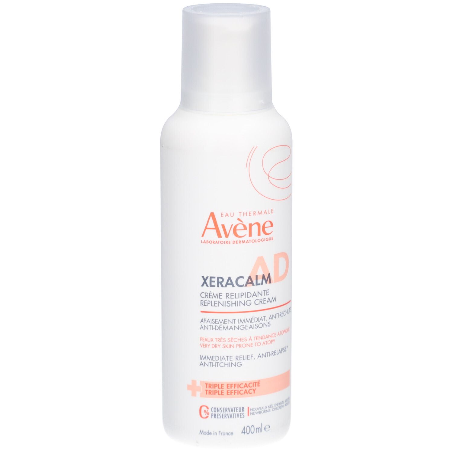 Flacon blanc avec bouchon blanc. Inscription: Eau Thermale Avène, XERACALM AD Crème relipidante. 400 ml.