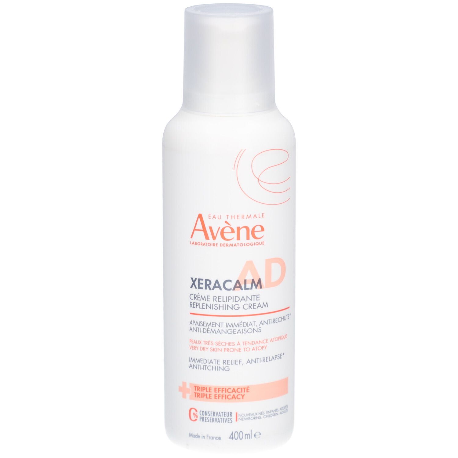 Flacon blanc avec bouchon blanc. Inscription: Eau Thermale Avène, XERACALM AD Crème relipidante. 400 ml.