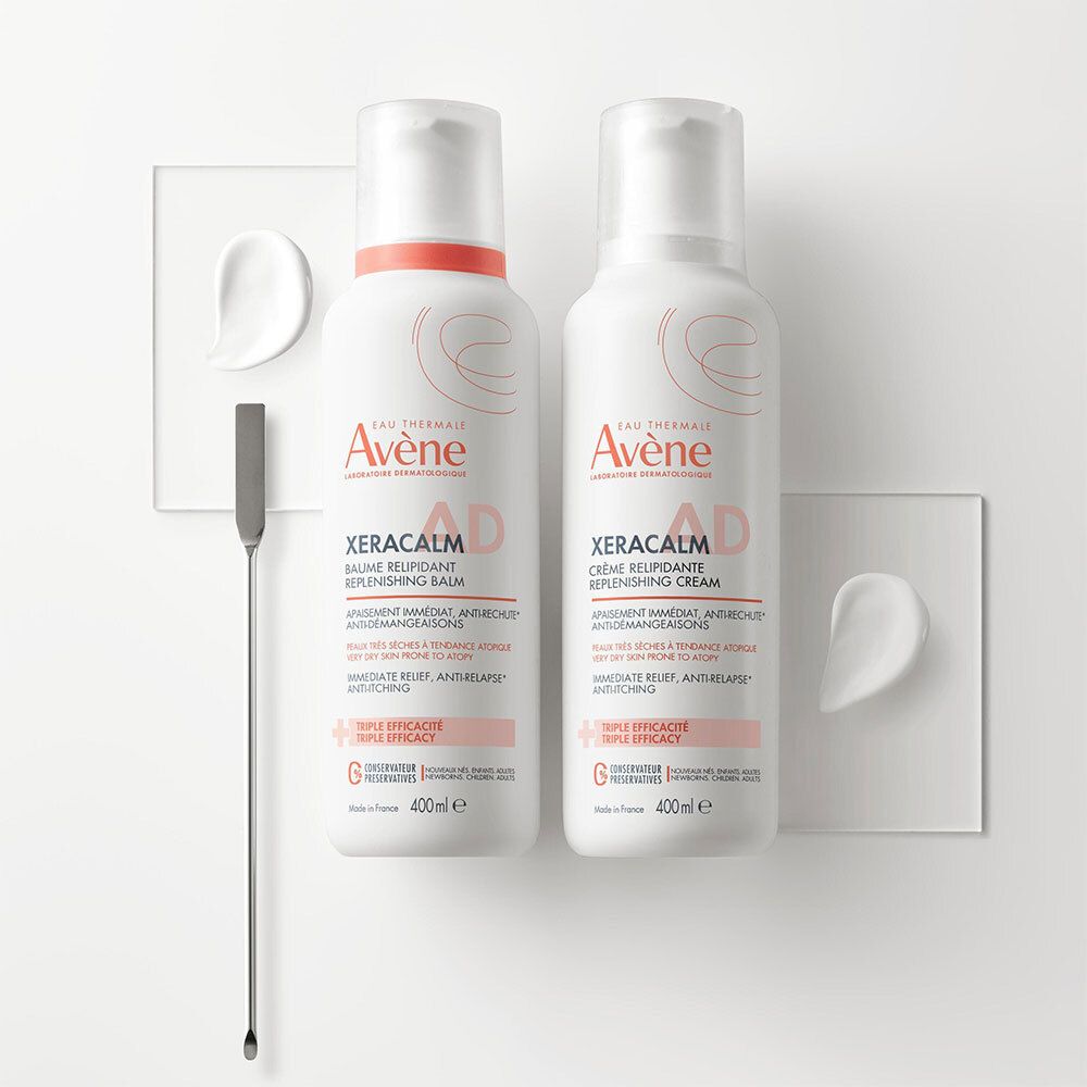 Deux produits Avène XeraCalm AD : crème et baume, avec spatule et touches de crème.