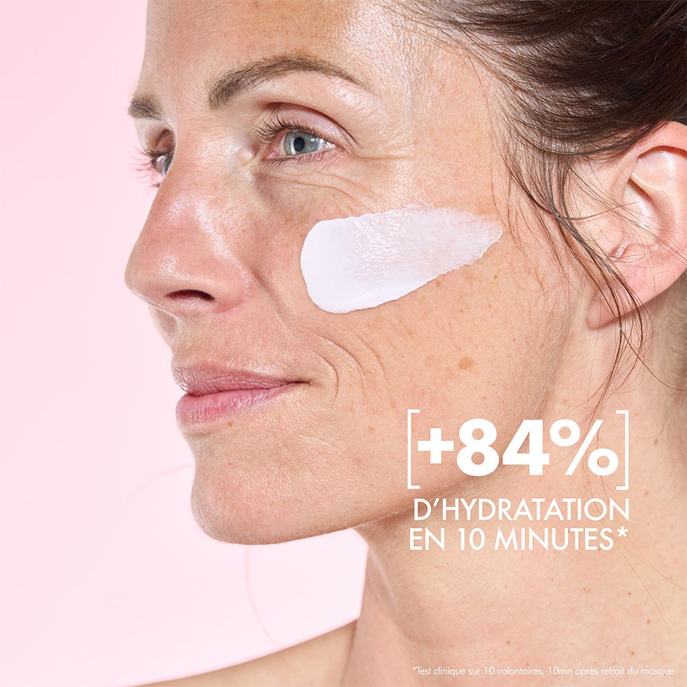 Femme avec crème sur la peau. Texte: +84% d'hydratation en 10 minutes.