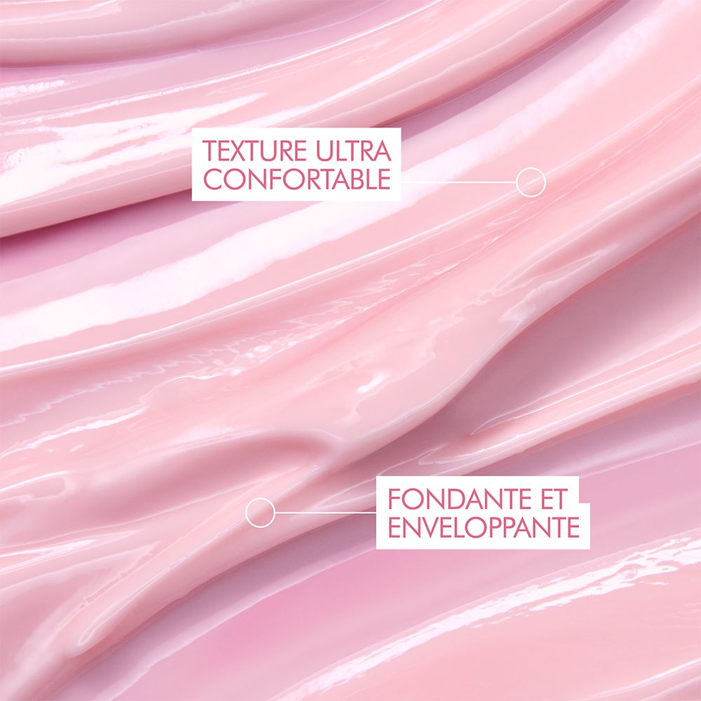 Gros plan de crème rose. Texte: Texture ultra confortable, fondante et enveloppante.