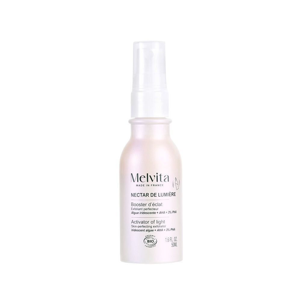 Flacon nacré avec vaporisateur. Inscription : Melvita, Nectar de Lumière, Booster d'éclat, Activator of light.