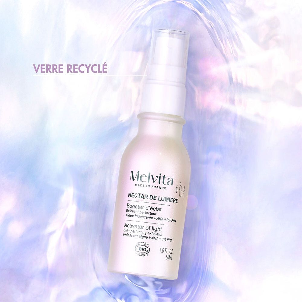 Flacon avec vaporisateur. Texte : Verre recyclé. Melvita, Nectar de Lumière, Activator of light.