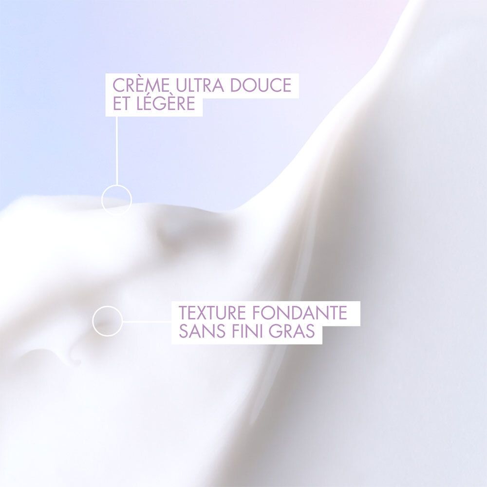 Gros plan sur la crème. Texte : Crème ultra douce et légère, Texture fondante sans fini gras.