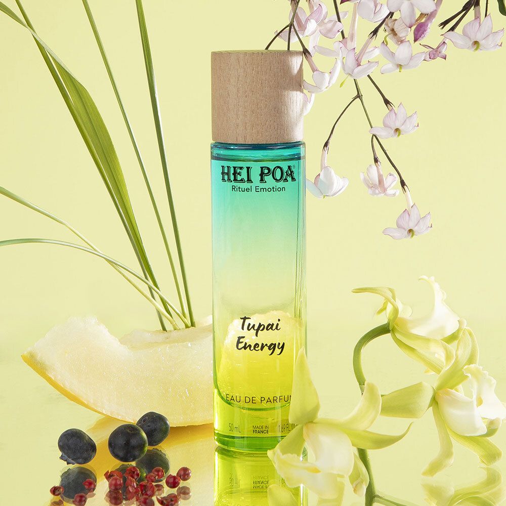 Flacon Hei Poa Eau de Parfum Tupai Energy avec plantes et fruits.