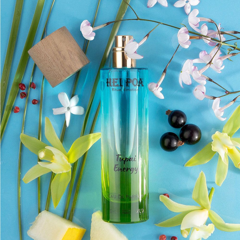 Flacon Hei Poa Eau de Parfum Tupai Energy sur fond bleu.