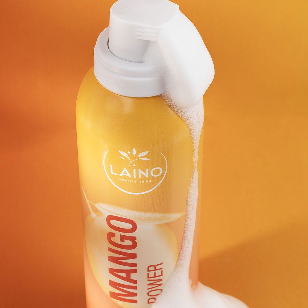 Gros plan du distributeur de mousse de douche LAINO Mango Power avec de la mousse sortant.