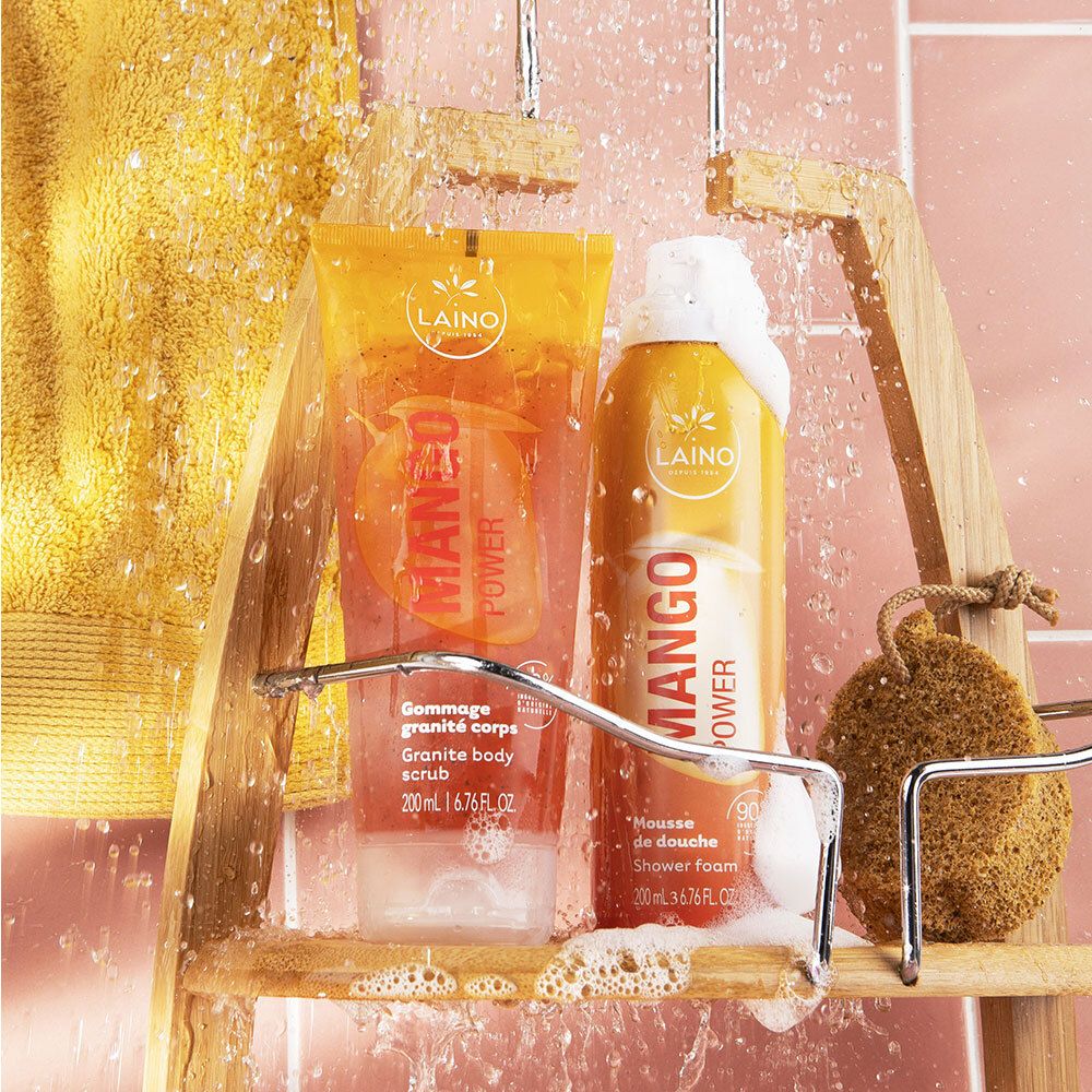 Mousse de douche LAINO Mango Power et gommage corps LAINO Mango Power sur une étagère de douche.