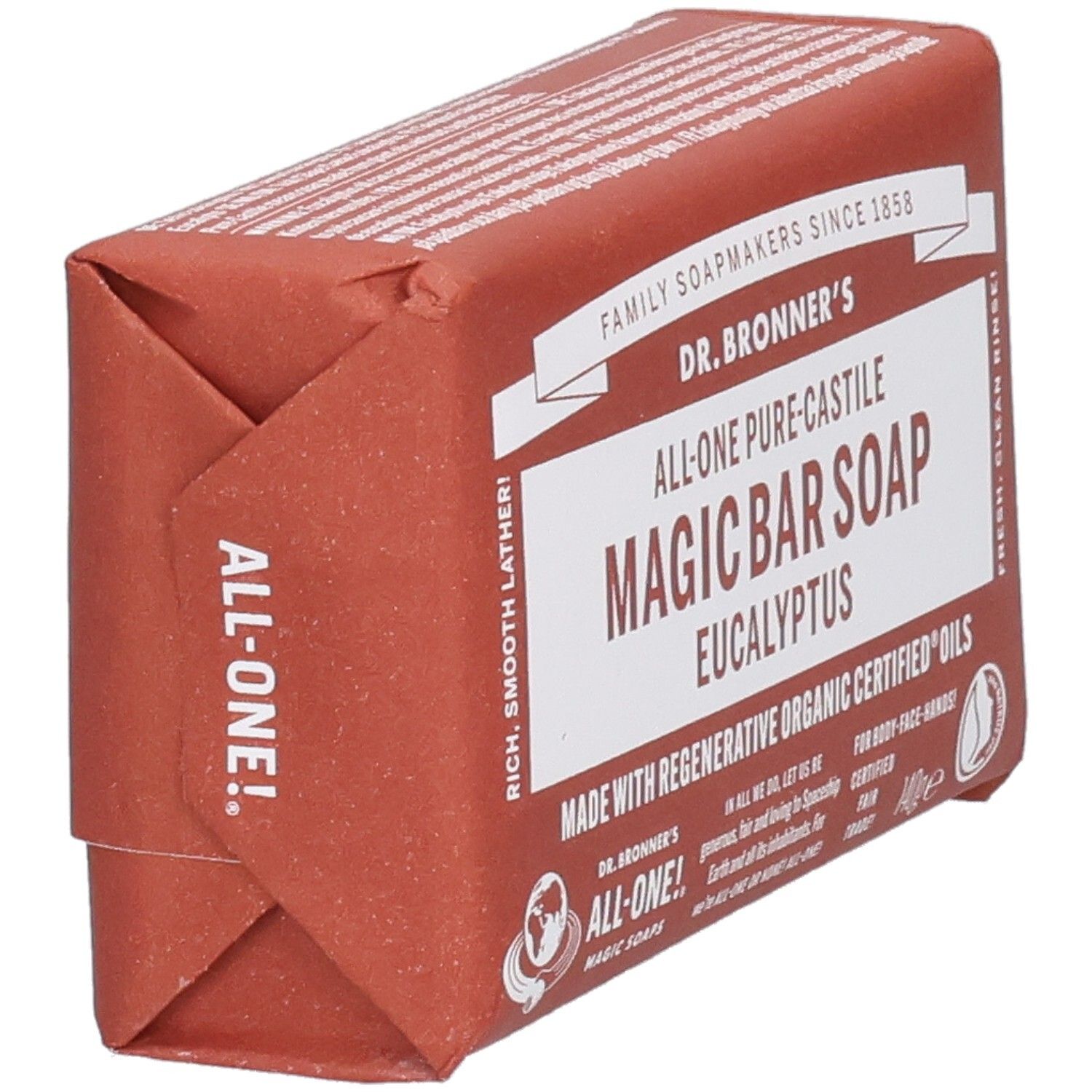 Pain de savon emballé, en biais. Inscription: Dr. Bronner's Magic Bar Soap Eucalyptus. Label Fair Trade visible.