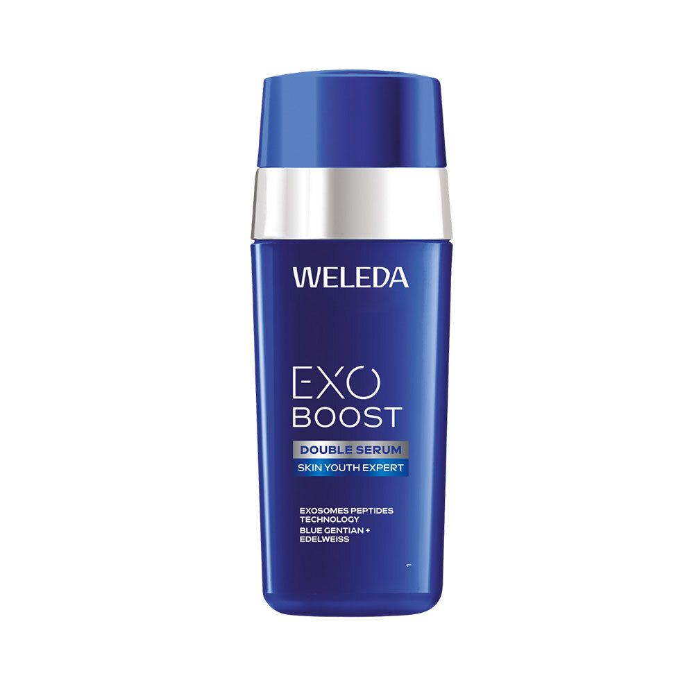 Flacon bleu et argent. Inscription : WELEDA, EXO BOOST DOUBLE SERUM, SKIN YOUTH EXPERT. Contient de la gentiane bleue et de l'edelweiss.