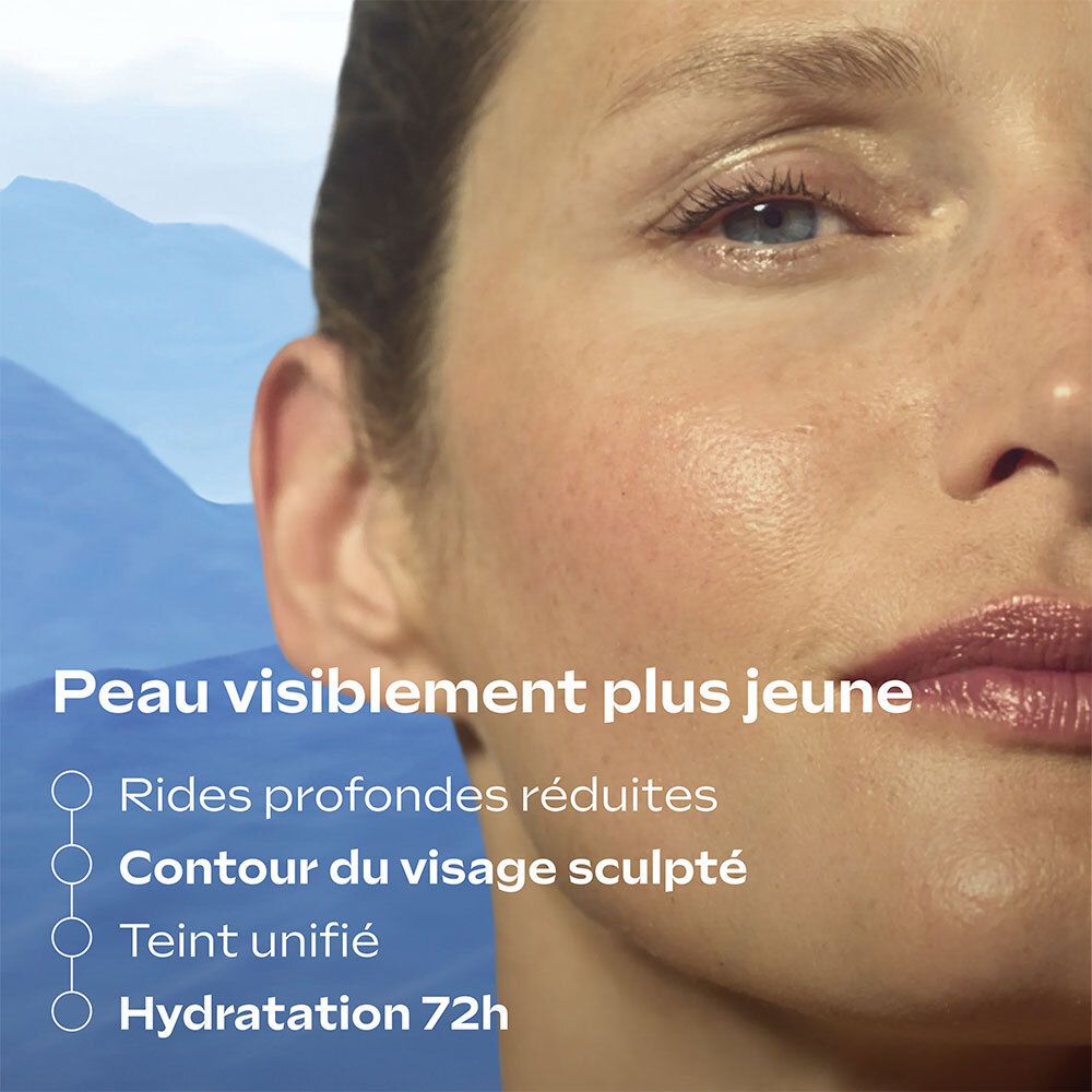 Gros plan sur un visage. Texte : Peau visiblement plus jeune. Rides profondes réduites, Contour du visage sculpté, Teint unifié, Hydratation 72h.