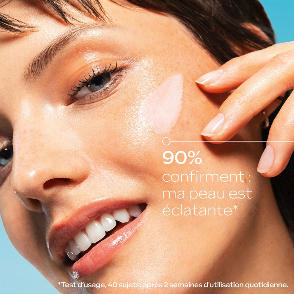 Gros plan d'un visage avec crème appliquée. Texte : 90% confirment : ma peau est éclatante.