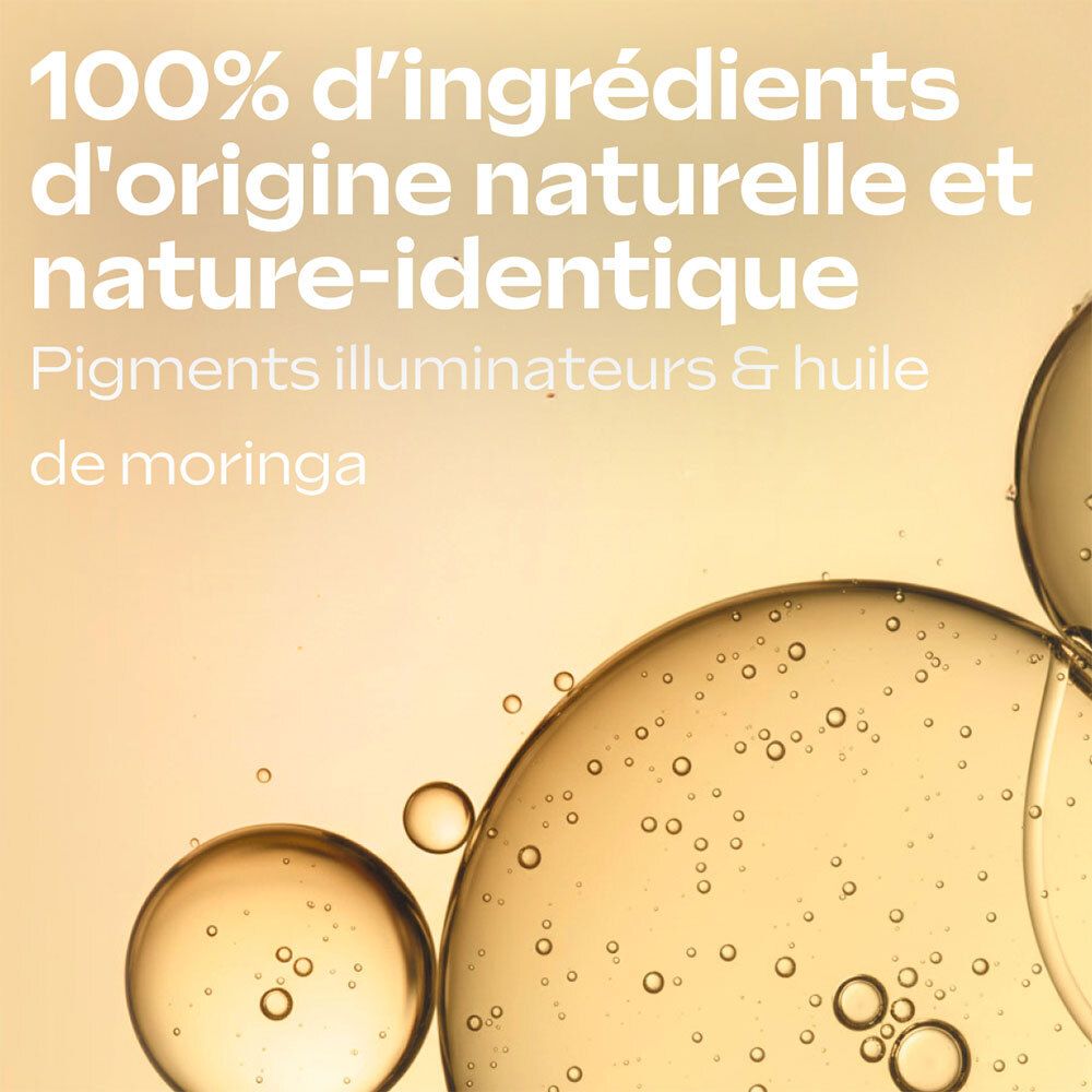 Gros plan de gouttes de liquide. Texte : 100% d'ingrédients d'origine naturelle et nature-identique. Pigments illuminateurs & huile de moringa.