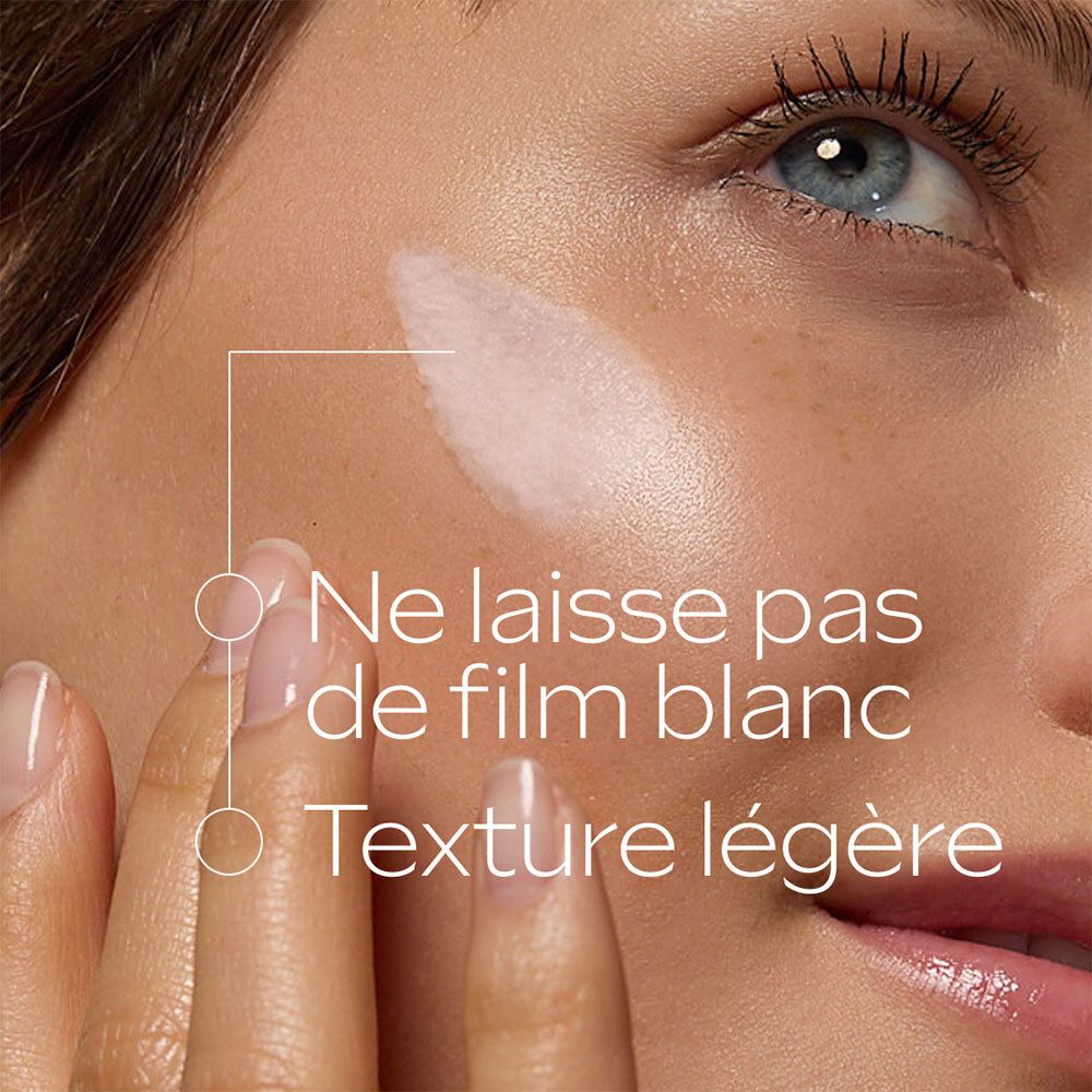 Gros plan d'un visage avec crème appliquée. Texte : Ne laisse pas de film blanc, Texture légère.