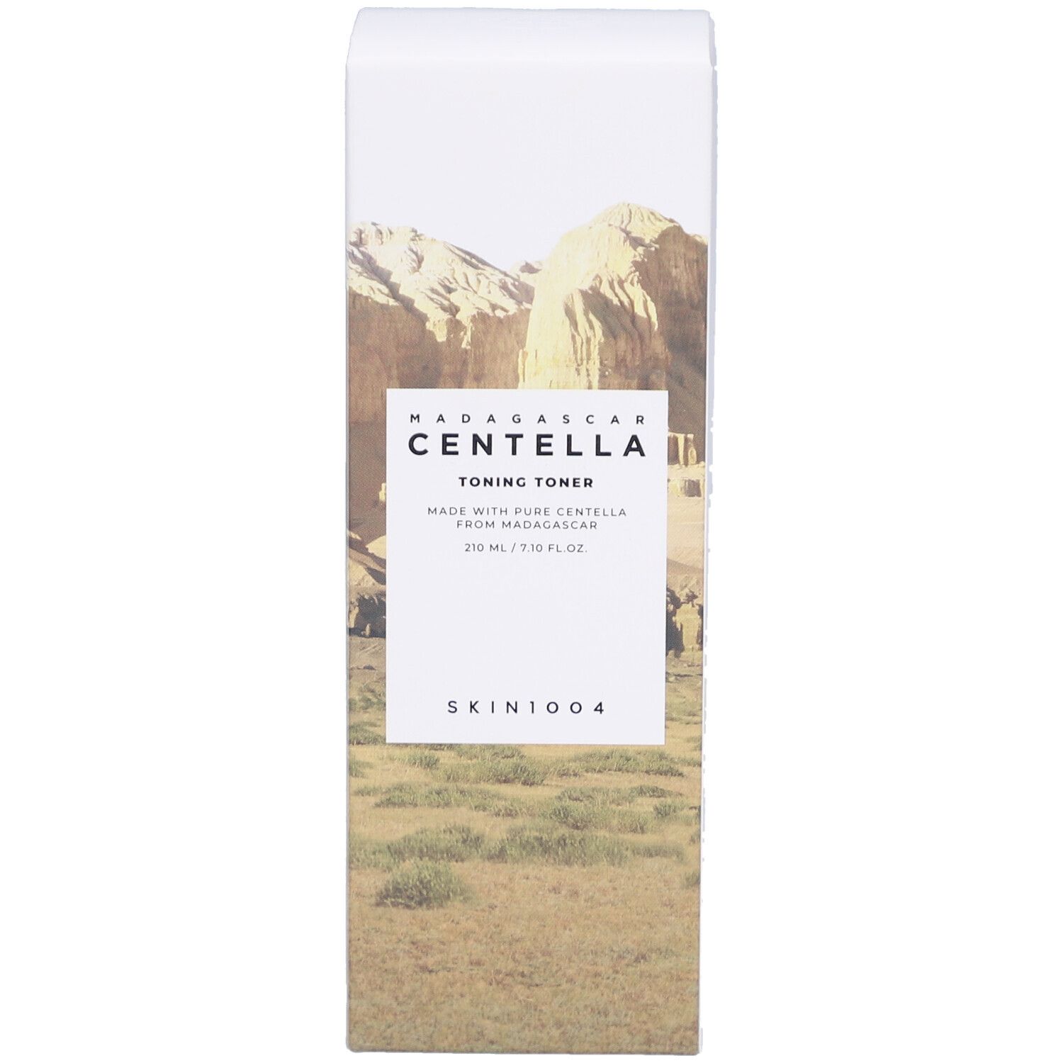 Boîte blanche avec paysage. Texte: MADAGASCAR CENTELLA Toning Toner, SKIN1004. Inscription: 210 ml / 7.10 fl.oz.