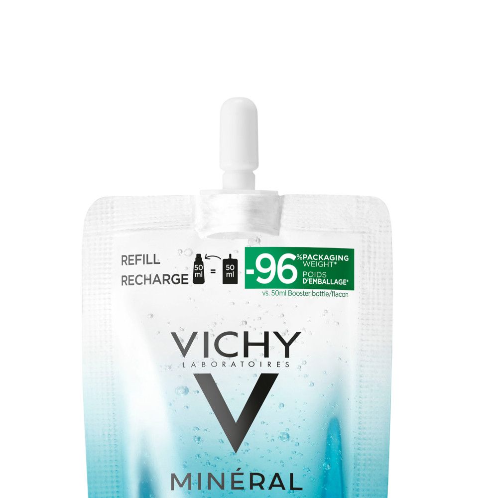 Gros plan de la recharge avec bouchon blanc. Logo VICHY et texte MINERAL 89. Texte: REFILL, -96% Packaging Weight.