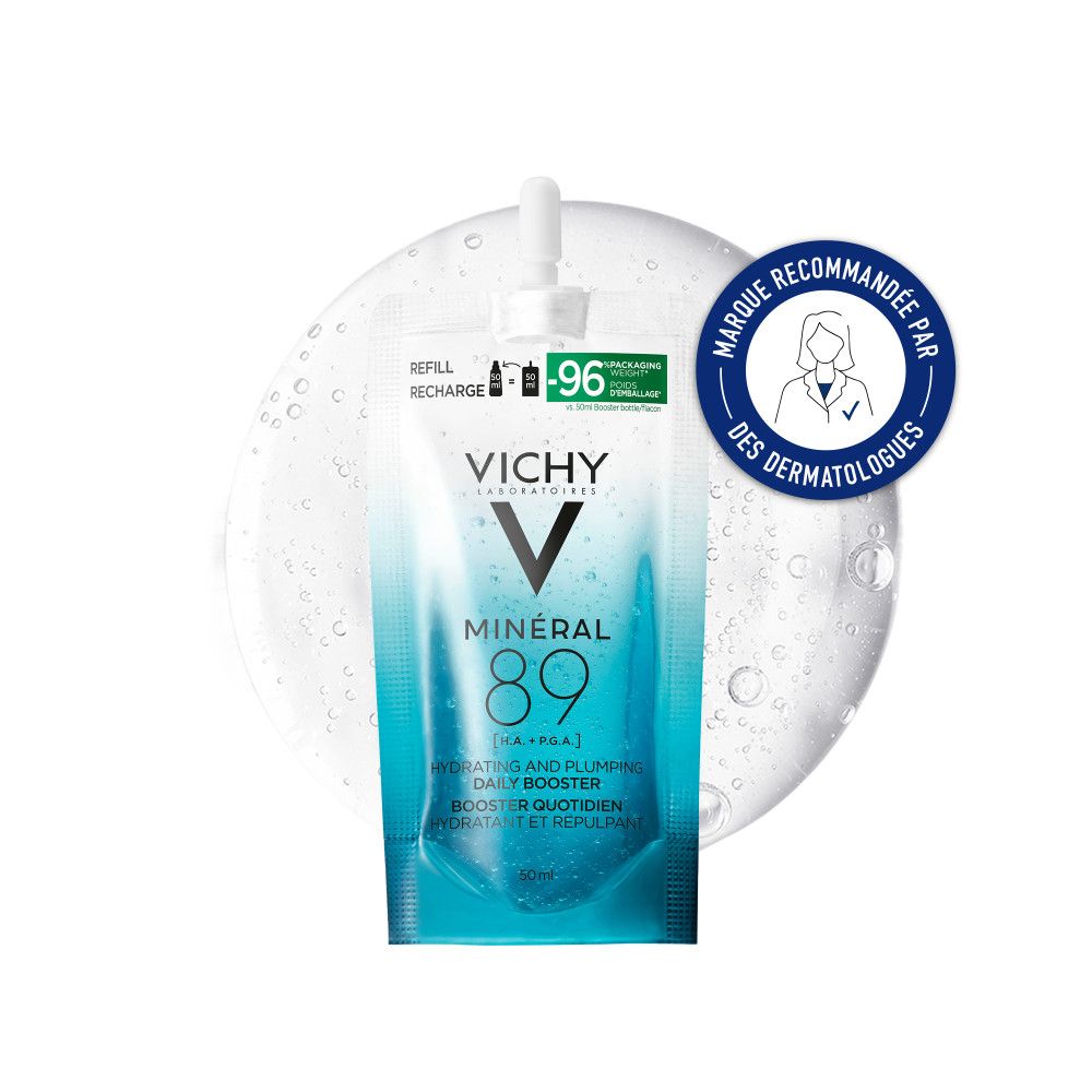 Recharge avec bouchon blanc. VICHY MINERAL 89, liquide bleu. Texte: Hydrating and Plumping Daily Booster. Sceau: Marque recommandée par des dermatologues.