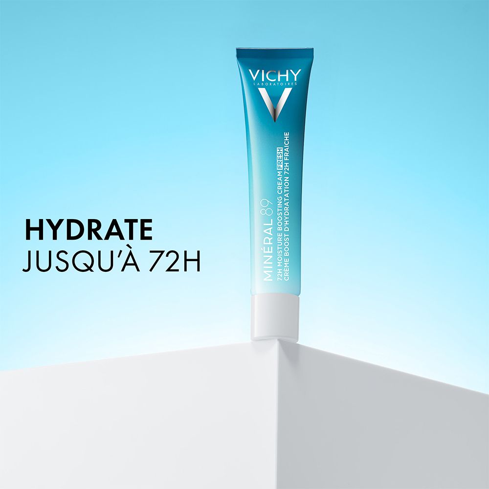 Tube de crème Vichy Mineral 89 sur un socle blanc. Texte : Hydrate jusqu'à 72H.