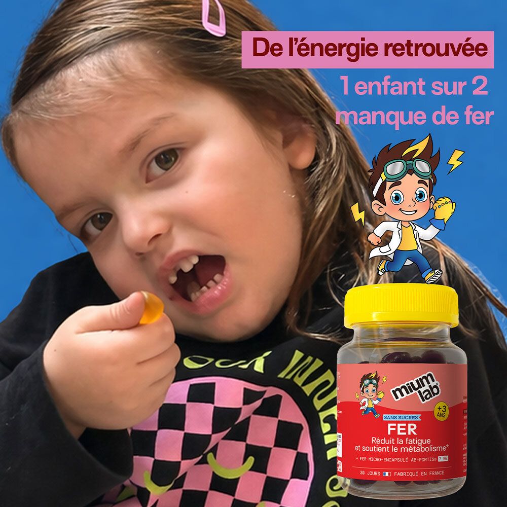 Enfant mangeant un gummy, flacon Mium Lab à côté.