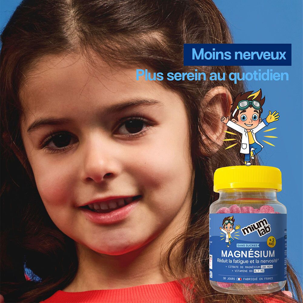 Enfant souriant, à côté d'un pot de Gummies Magnésium Mium Lab Enfants.