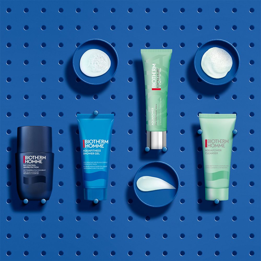 Produits de soin Biotherm disposés sur fond bleu.