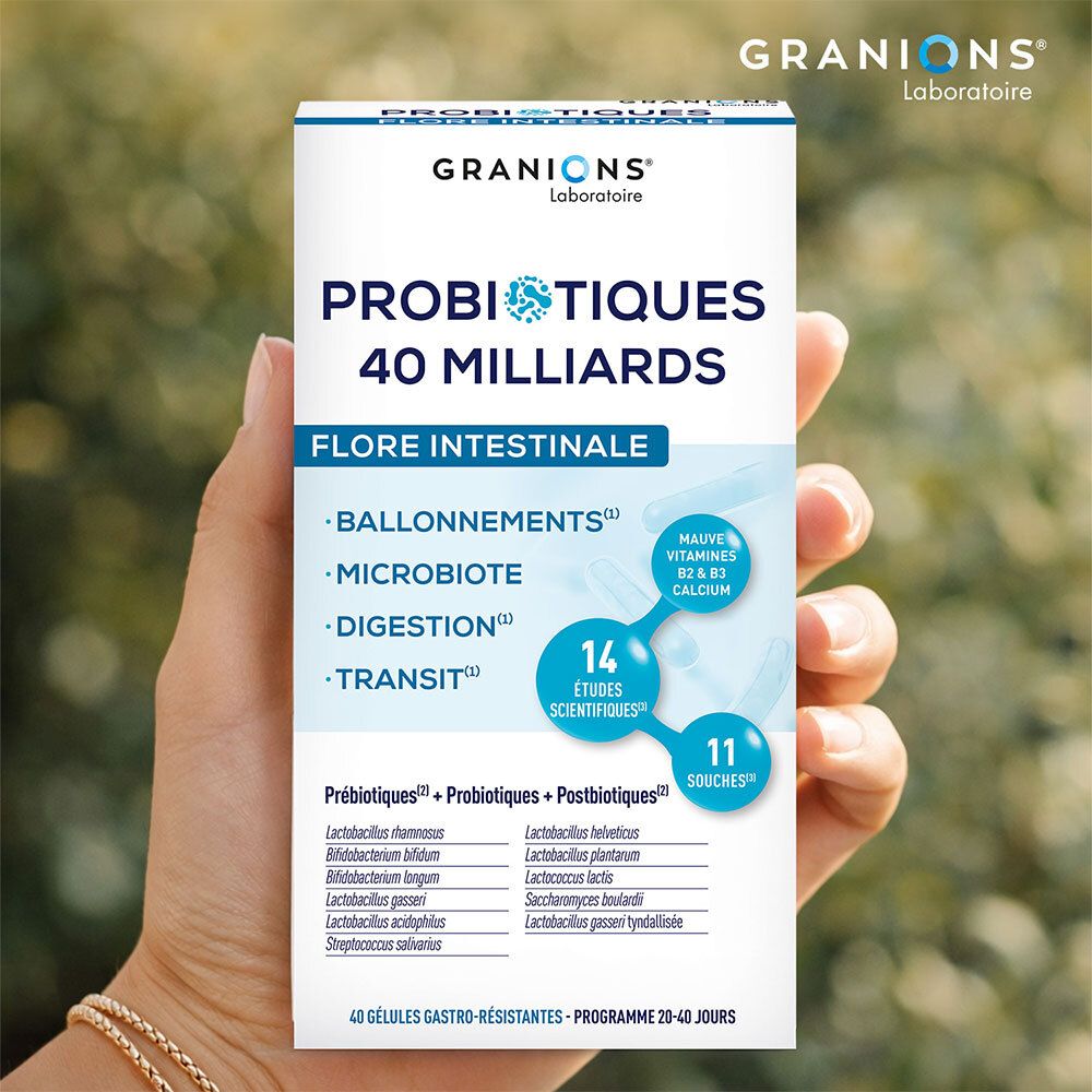 Main tenant une boîte de probiotiques Granions, 40 milliards, flore intestinale. Contient 11 souches, 14 études. Vitamines.