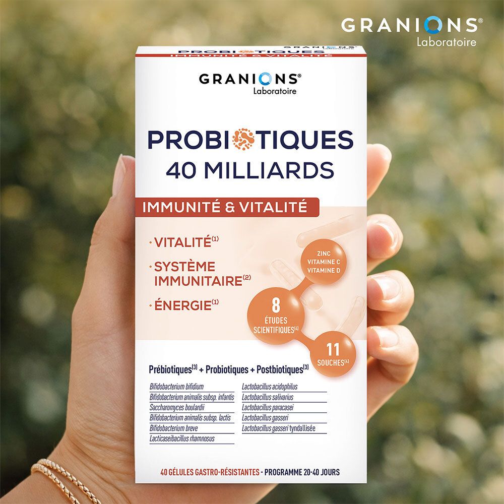 Main tenant boîte de GRANIONS PROBIOTIQUES 40 MILLIARDS. Inscription : Immunité & Vitalité.