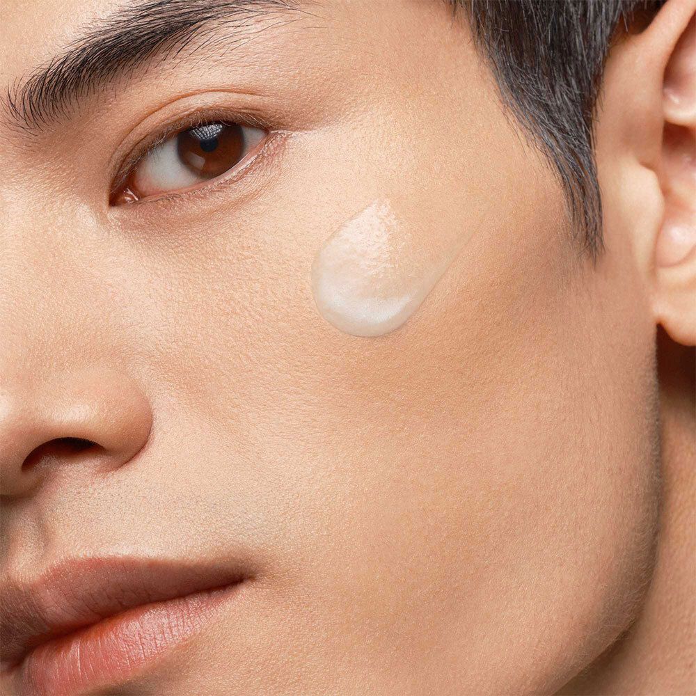 Gel appliqué sur le visage. Gros plan. Le gel est transparent.