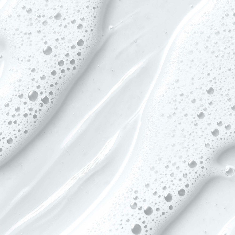 Gros plan de liquide transparent et moussant. Texture ondulée avec bulles.