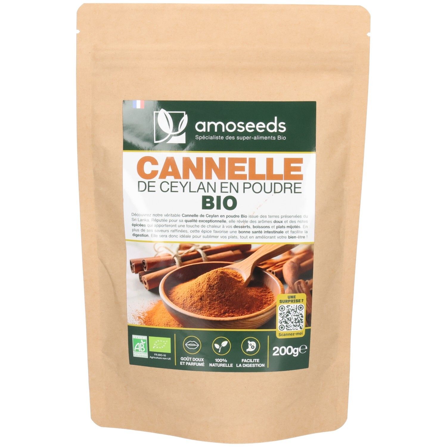 Sachet de CANNELLE DE CEYLAN EN POUDRE BIO. Étiquette verte avec logo et texte. Poudre brune dans un bol, bâtons de cannelle.