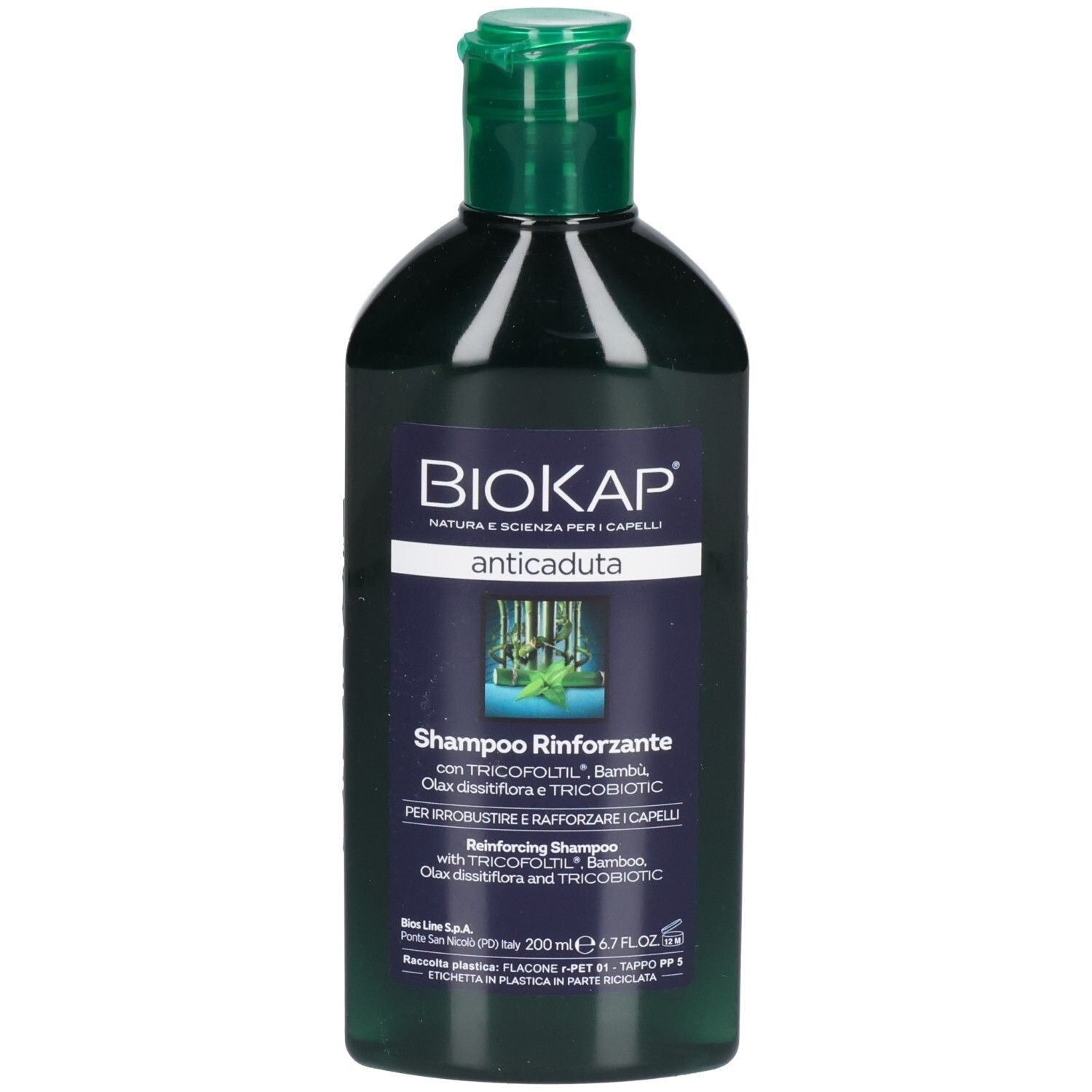 Bouteille verte avec bouchon vert. Inscription BIOKAP, anticaduta. Shampoo Rinforzante. Étiquette de produit sur la bouteille.