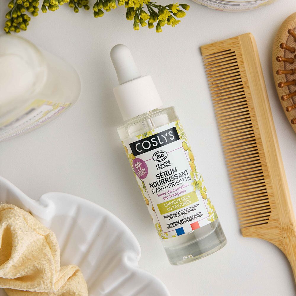 Flacon avec pipette, à côté d'un peigne et d'un bol. Nom du produit et marque visibles sur l'étiquette.