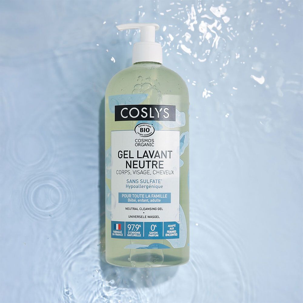 Flacon transparent avec pompe blanche, dans l'eau. Inscription: Coslys Gel lavant neutre. Certification bio.