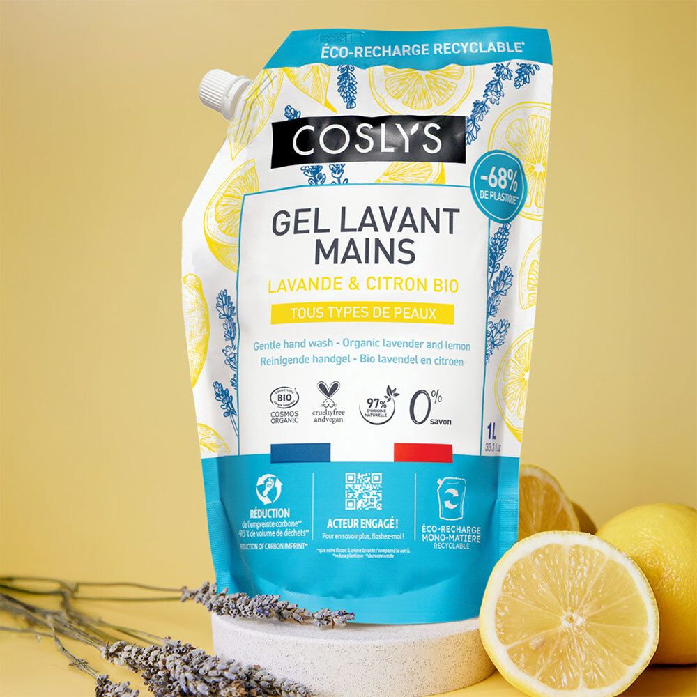 Recharge de gel lavant pour les mains, posée. Citrons et brins de lavande à côté. Texte: Coslys, Gel Lavant Mains, Lavande & Citron Bio.