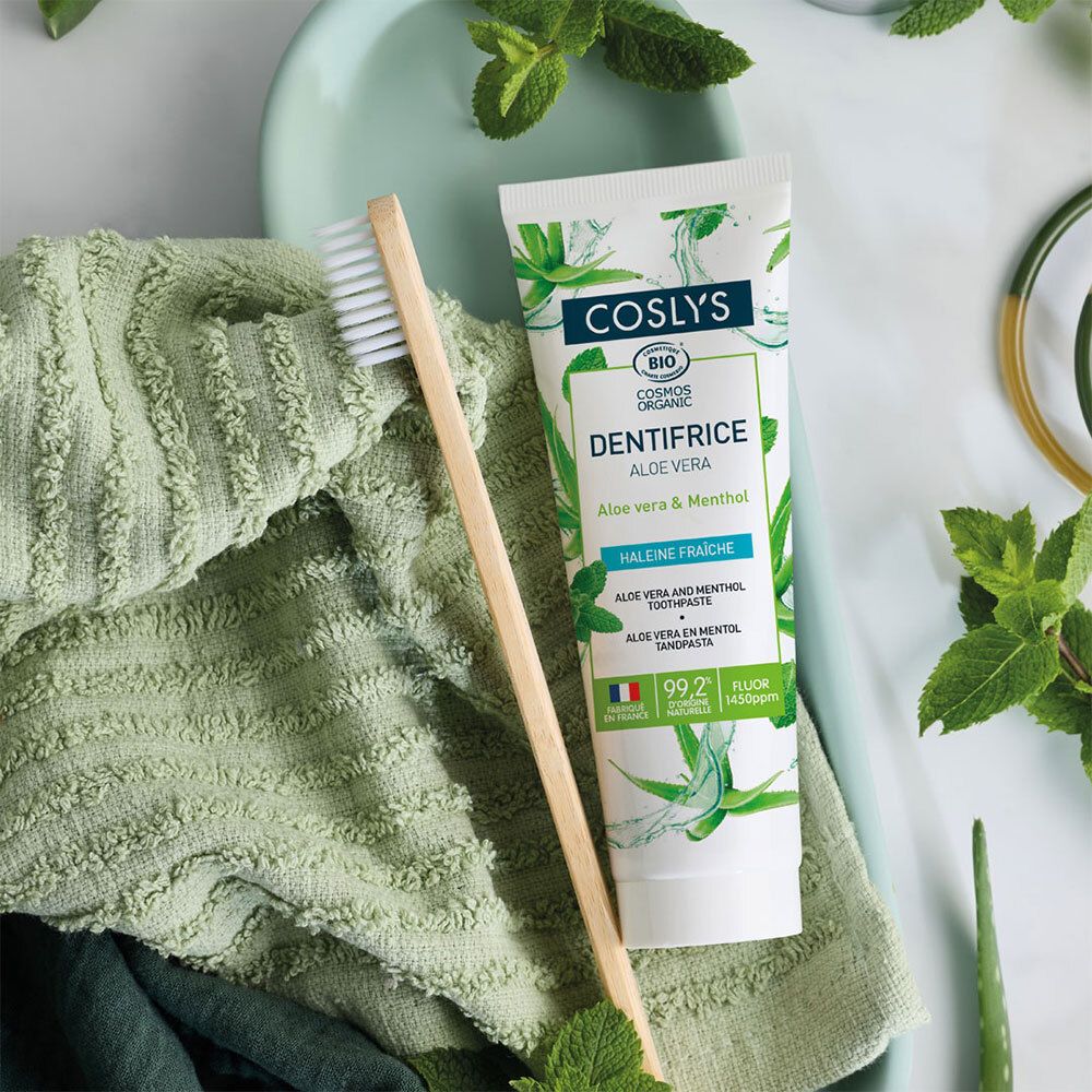 Tube de dentifrice Coslys Aloe Vera, brosse à dents en bois et serviette. Vert. Certification bio.
