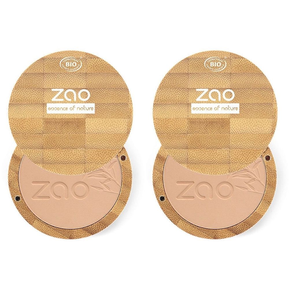 Deux poudres compactes rondes en bois. Inscription ZAO et label bio. Couvercles ouverts révélant la poudre.