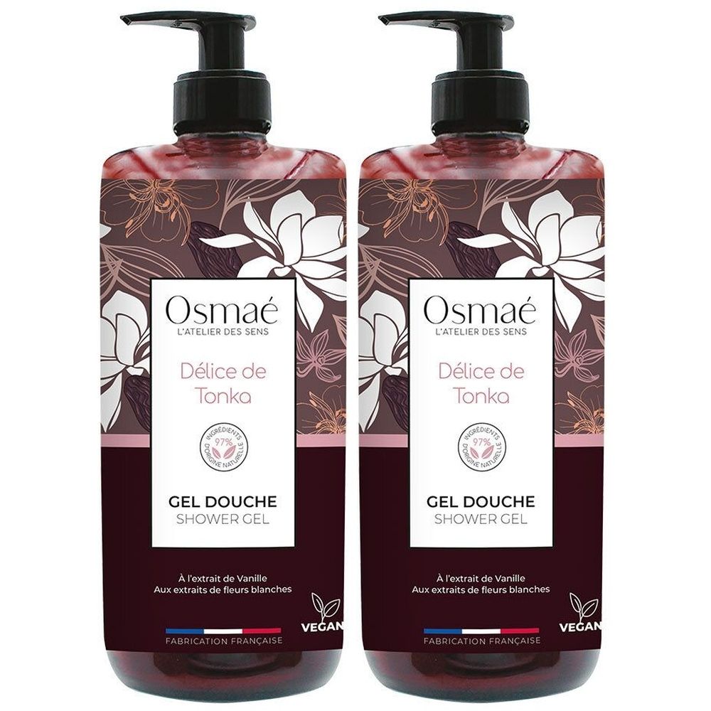 Deux flacons de gel douche avec pompe noire. Inscription: Osmaé, Délice de Tonka, Gel Douche. Logo végan.