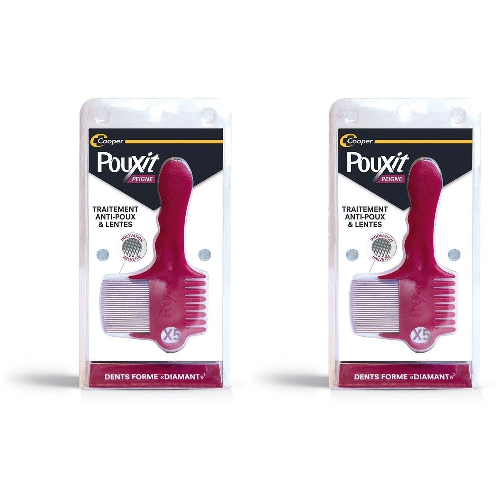 Deux peignes anti-poux dans leur emballage. Poignée rouge, dents blanches. Marque "Pouxit". Texte "Traitement anti-poux & lentes".