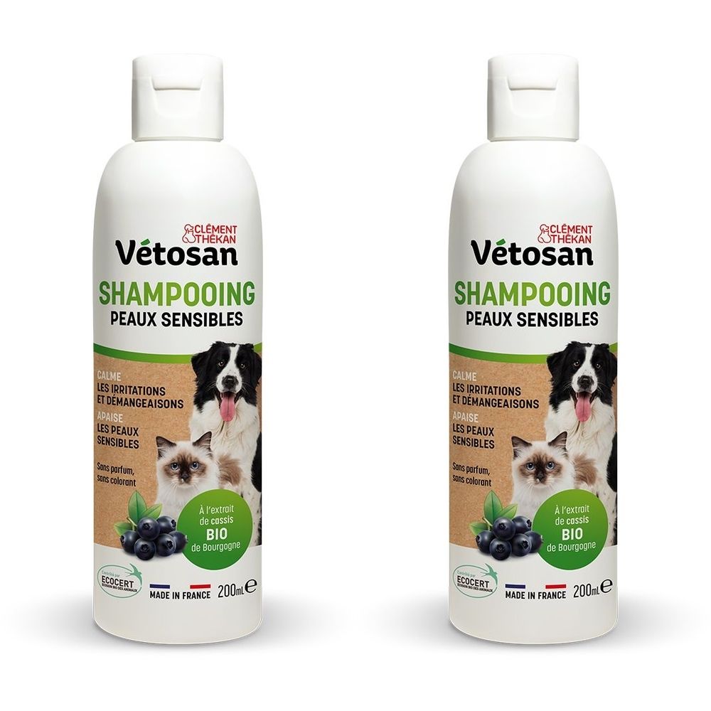 Deux flacons blancs avec étiquette verte. Inscription: Vétosan Shampooing Peaux Sensibles. Image chien et chat. Certification bio.