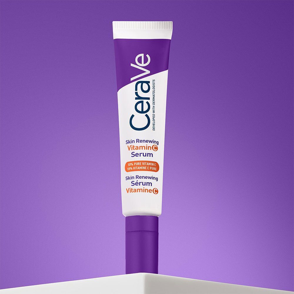 Tube de sérum CeraVe Skin Renewing Vitamin C sur fond violet. Informations produit.