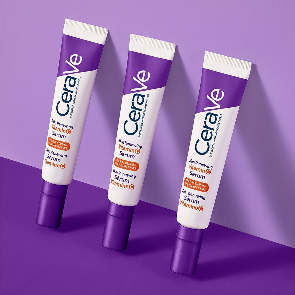 Trois tubes de sérum CeraVe Skin Renewing Vitamin C. Fond violet. Informations produit.