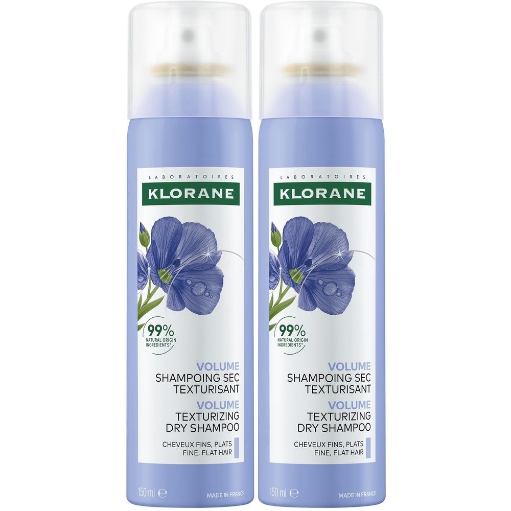 Deux flacons bleus de shampoing sec KLORANE. Inscription : Shampoing sec texturisant, 99% d'ingrédients naturels. Pour cheveux fins et plats.
