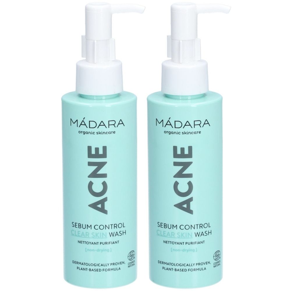 Deux flacons de Mádara ACNE Sebum Control Clear Skin Wash. Flacons turquoise avec pompe blanche. Inscription : ACNE, Sebum Control.