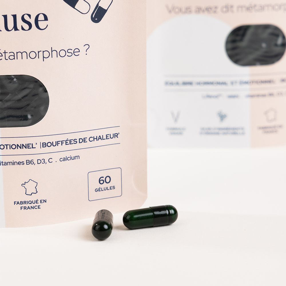 Gros plan d'un paquet de 60 gélules pour la ménopause et deux gélules individuelles.